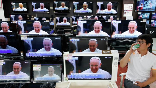 Трансляция визита Папы Римского Франциска на экранах магазина бытовой техники в Сеуле