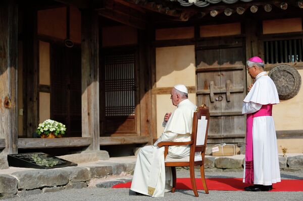 Папа Римский Франциск во время молитвы