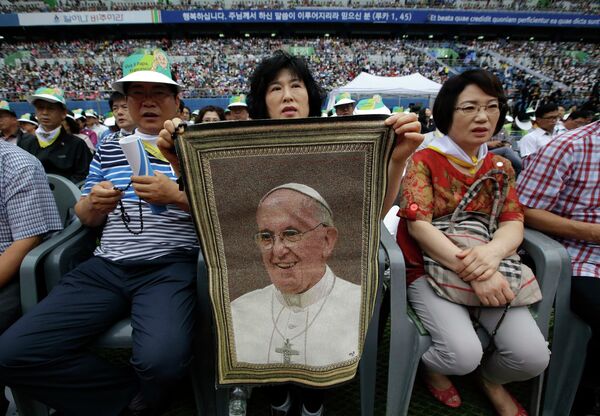 Верующие ожидают прибытия Папы Римского Франциска на стадионе Тэджон в Сеуле