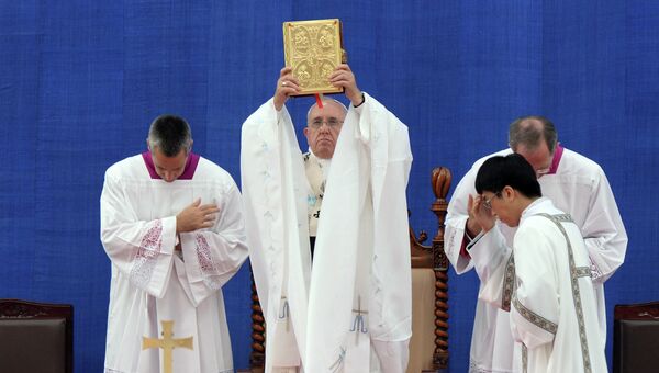 Папа Римский Франциск принимает участие в мессе на стадионе Тэджон в Сеуле