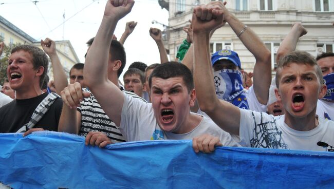 Марш единства болельщиков перед матчем Динамо - Шахтер во Львове