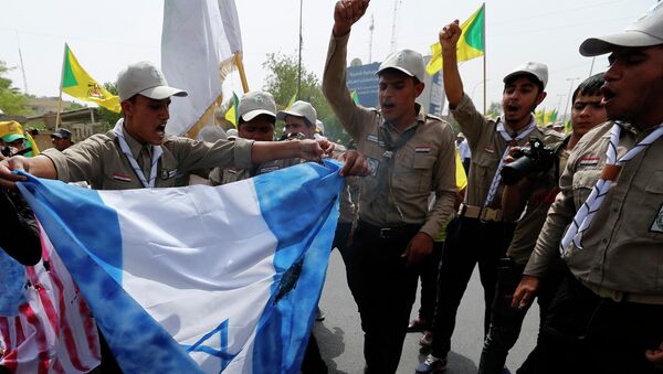 Участники движения Хезболлах поджигают флаг Израиля в Ираке
