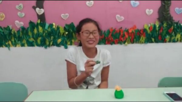 Кадр из видео на YouTube (Korean kids react to Warhead candy )