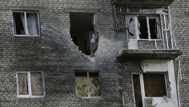 Жилой дом, поврежденный в результате артобстрела в городе Ясиноватая. Архивное фото