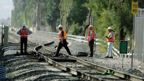 Рабочие на железной дороге в США