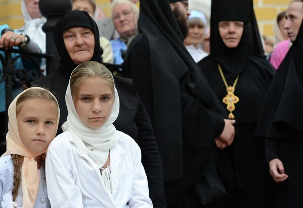 Верующие на церемонии интронизации новоизбранного предстоятеля Украинской православной церкви Московского патриархата