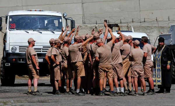 Водители российских грузовиков с гуманитарной помощью