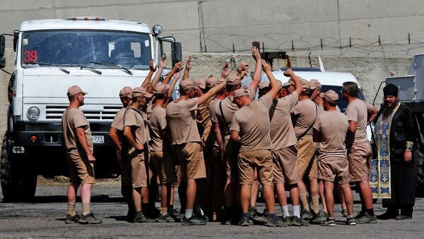 Водители российских грузовиков с гуманитарной помощью