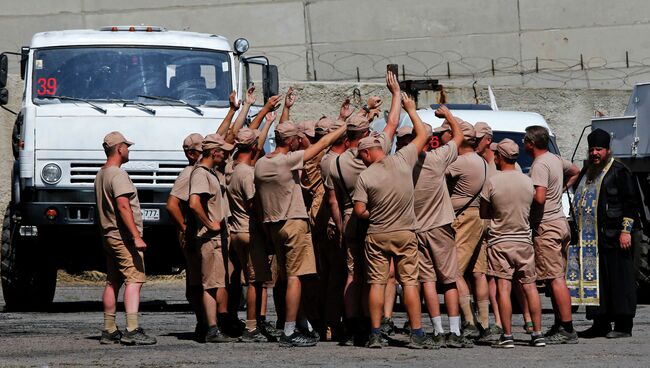 Водители российских грузовиков с гуманитарной помощью