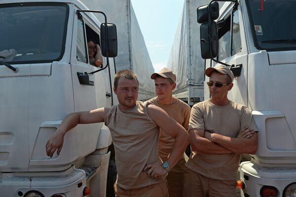 Водители КамАЗов из колонны с гуманитарной помощью из РФ для Украины