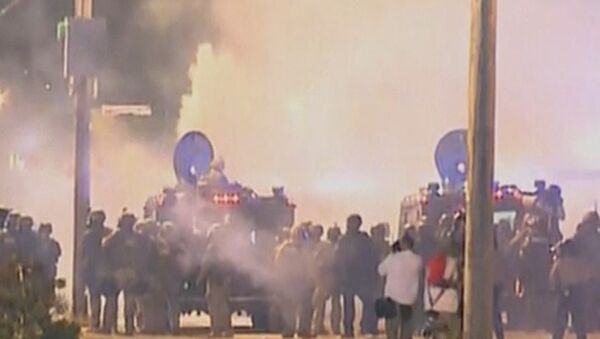 Дым окутал полицейских во время разгона демонстрантов в Фергюсоне