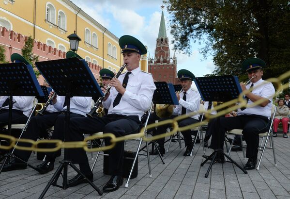 Музыканты Государственного духового оркестра России во время выступления перед москвичами в Александровском саду