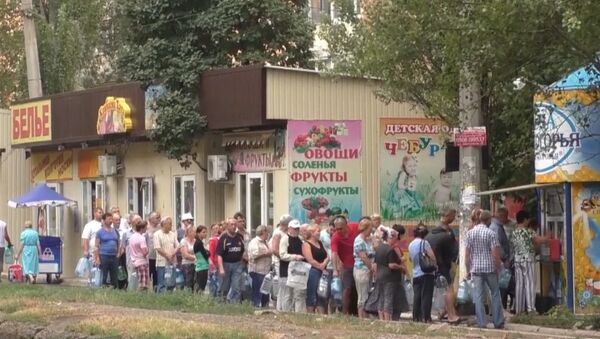 Жители Донецка выстраивались в очередь за питьевой водой