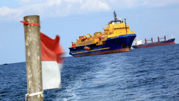 Государственный флаг Индонезии на фоне австралийского патрульного корабля