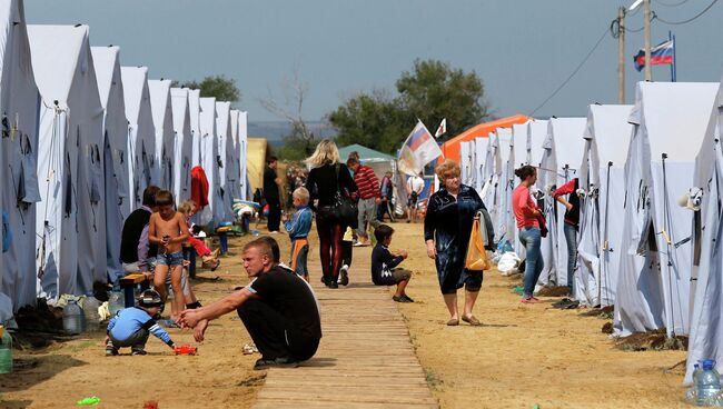 Беженцы во временном палаточном лагере в Ростовской области