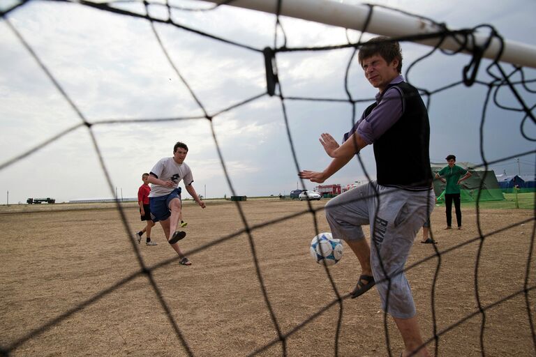 Мальчики играют в футбол в лагере для беженцев из Украины