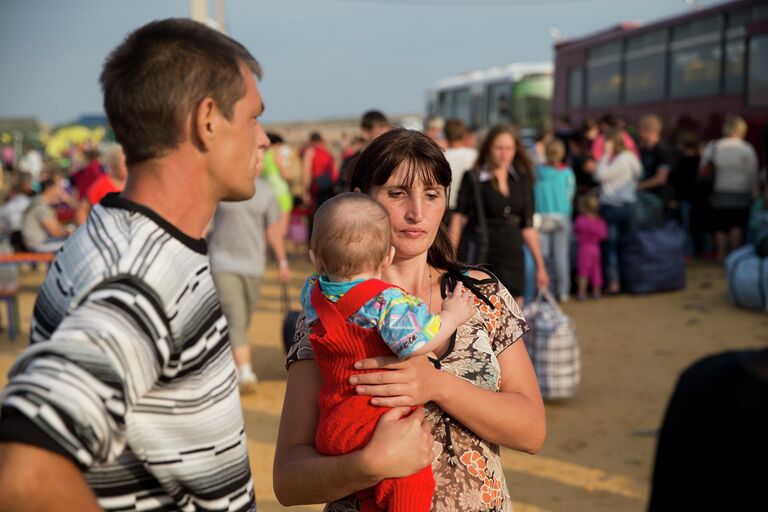 Семья в палаточном лагеря для беженцев в Ростовской области