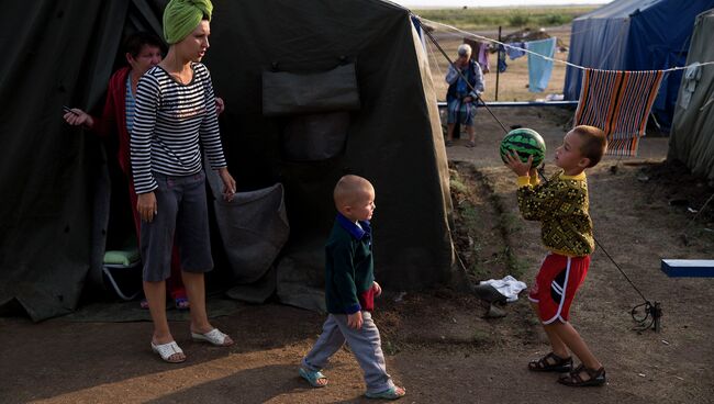 Беженцы в палаточном лагере в Ростовской области. Архивное фото