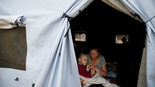 Женщина с ребенком в лагере для беженцев из Украины в Ростовской области