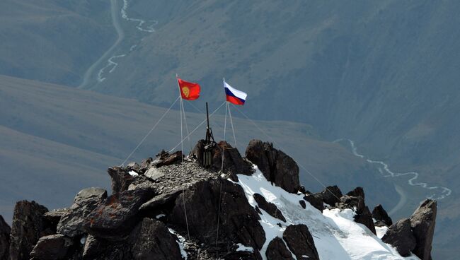 Киргизский и российский флаги. Архивное фото