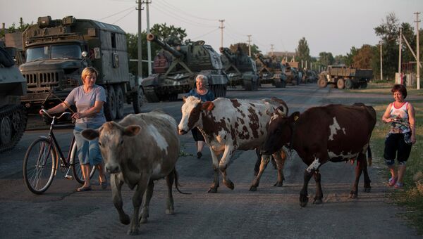 Местные жители на фоне военной техники украинской армии в городе Иловайске