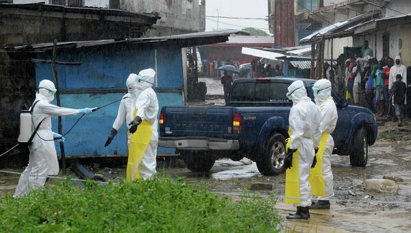 Медицинские работники в попытке контролировать эпидемию лихорадки Эбола, Архивное фото