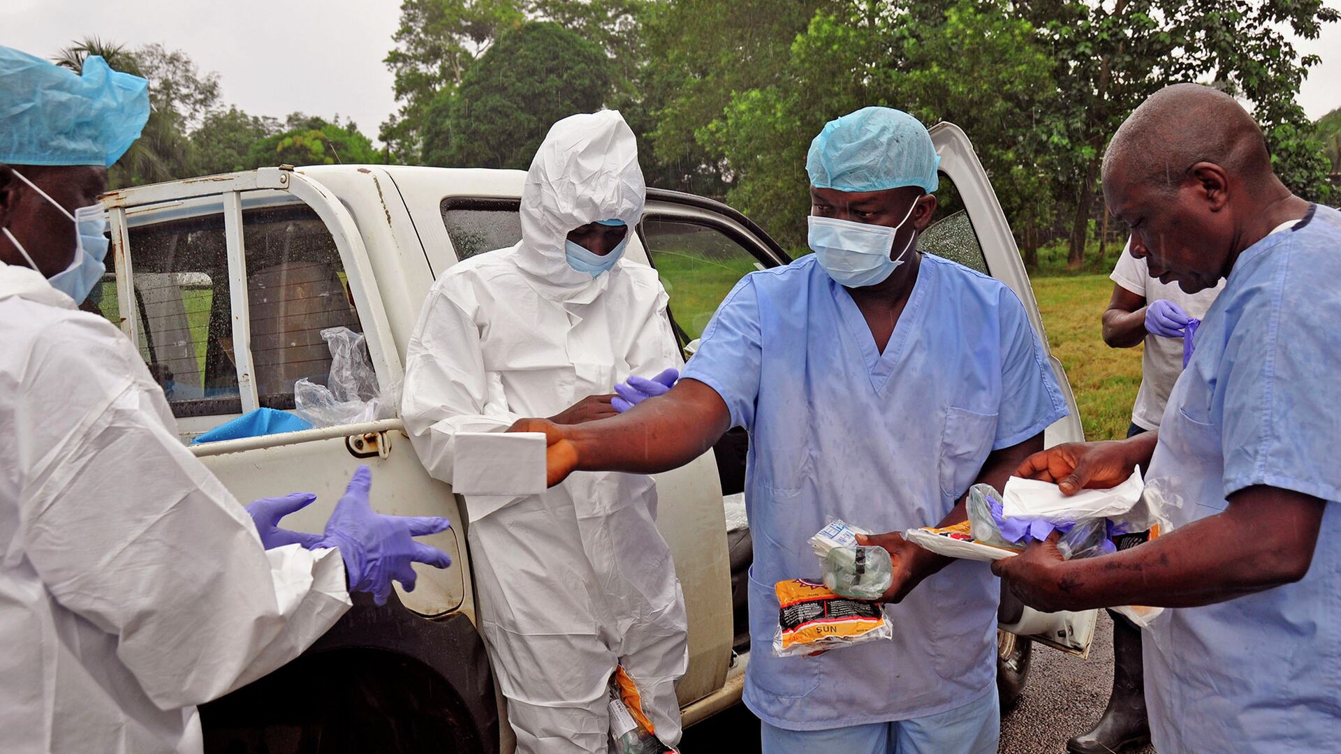Медицинские работники передают средства индивидуальной защиты от лихорадки Эбола в Либерии - РИА Новости, 1920, 23.04.2022