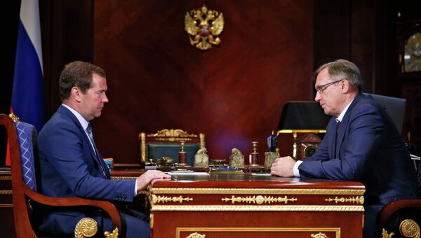 Председатель правительства России Дмитрий Медведев (слева) и генеральный директор ОАО КамАЗ Сергей Когогин