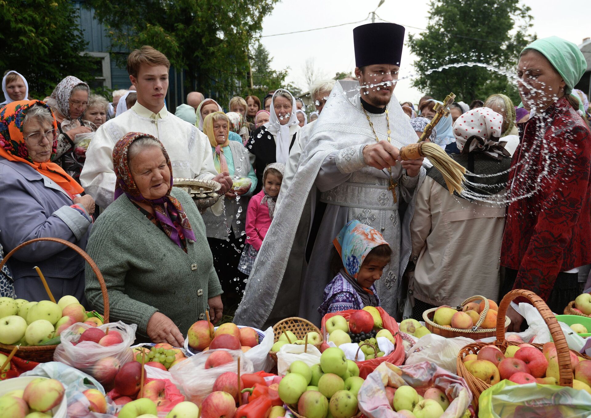 Яблочный спас в церкви