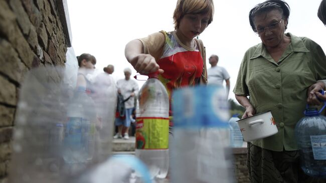 Местные жители в очереди за водой в Донецке. Архивное фото