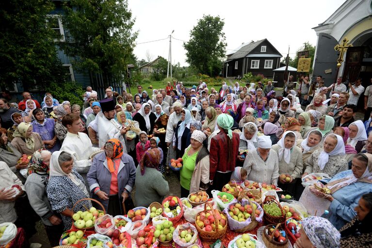 Празднование Яблочного Спаса в селе Бронница Новгородской области