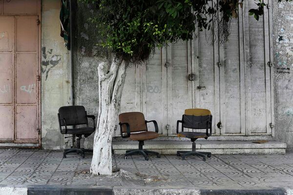 Офисные стулья на улице в деловом центре Газы