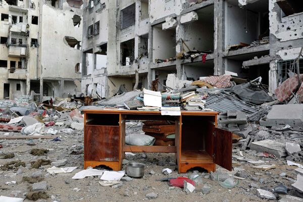 Письменный стол на улице города Бейт-Лахия на севере сектора Газа