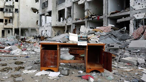 Письменный стол на улице города Бейт-Лахия на севере сектора Газа