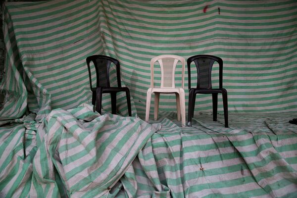 Стулья в заброшенном здании-убежище, Газа-Сити
