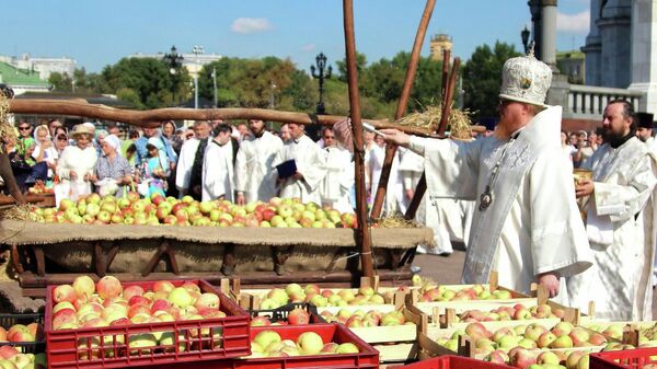 Освящение яблок для детских интернатов у храма Христа Спасителя в праздник Преображения Господня
