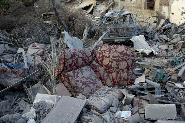 Кресло среди мусора возле места подвергшегося авиаудару Израильской армии, Газа-Сити