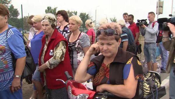 Украинцы стояли в очереди на КПП, чтобы пересечь границу и купить еду в РФ
