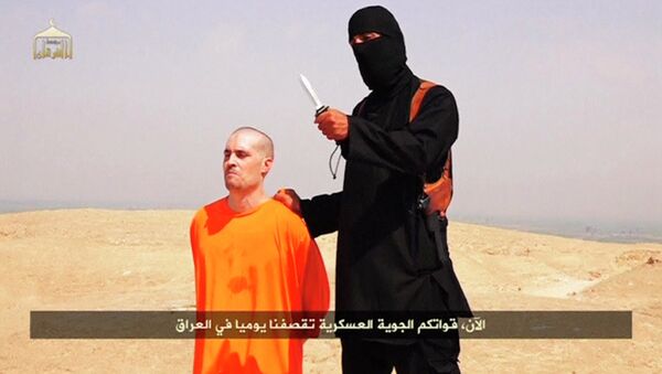 Кадр из видео, на котором боевик-исламист якобы обезглавливает американского журналиста Джеймса Фоли