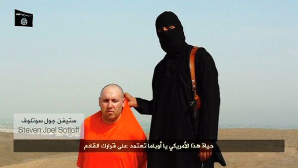 Кадр из видео, на котором боевик-исламист якобы обезглавливает предположительно американского журналиста Джеймса Фоули
