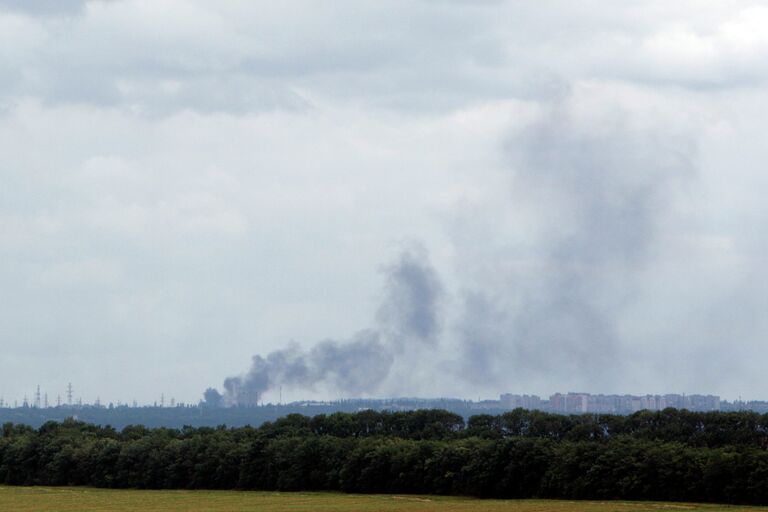 Дым от обстрелов поднимается над райцентром Ясиноватая, Донецкая область, Украина