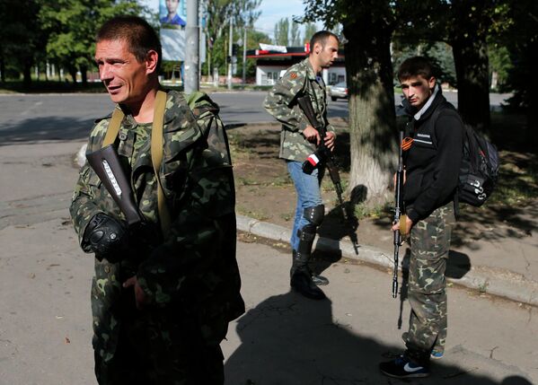 Вооруженные ополченцы на улице в Макеевке, Донецкая область, Украина