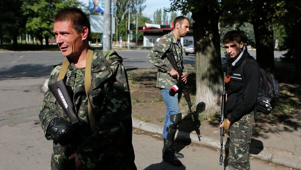 Вооруженные ополченцы на улице в Макеевке, Донецкая область, Украина
