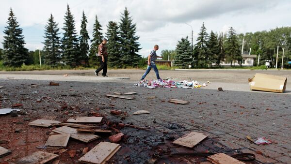 Местные жители на улице в Макеевке, пострадавшей в результате обстрела силовиками, Донецкая область, Украина