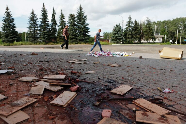 Местные жители на улице в Макеевке, пострадавшей в результате обстрела силовиками, Донецкая область, Украина