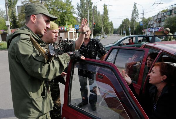 Ополченцы разговаривают с местными жителями в Макеевке, Донецкая область, Украина