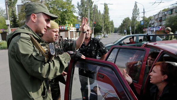 Ополченцы разговаривают с местными жителями в Макеевке, Донецкая область, Украина