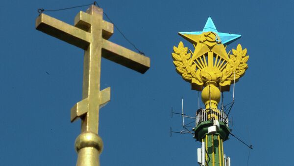 Украинский флаг на шпиле сталинской высотки на Котельнической набережной