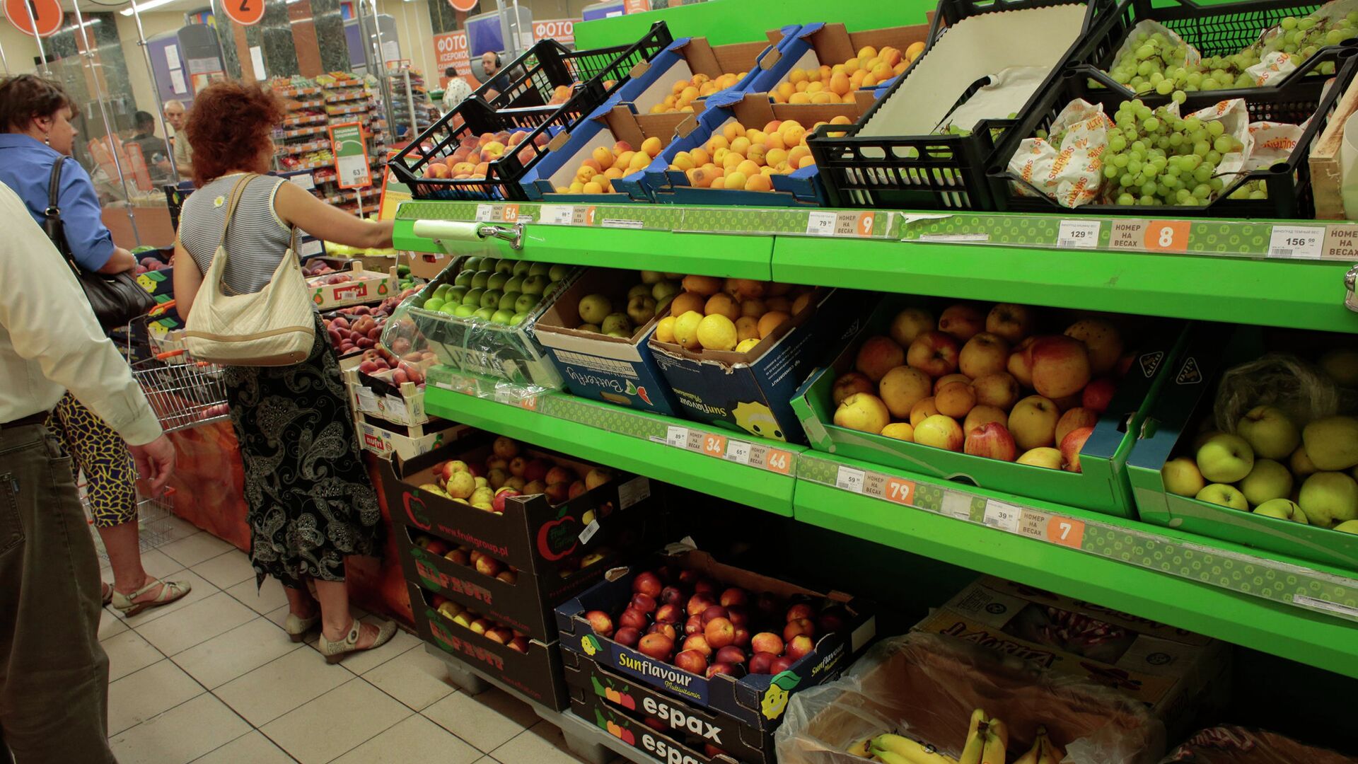 Прилавок с овощами и фруктами в одном из супермаркетов Москвы - РИА Новости, 1920, 15.06.2022