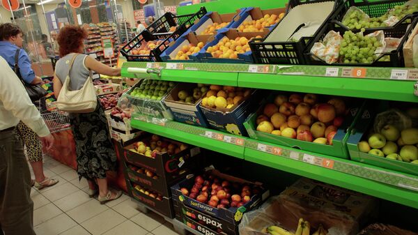 Прилавок с овощами и фруктами в одном из супермаркетов Москвы. Архивное фото